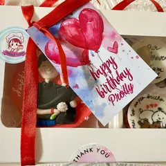 The final presentation of our Nutella hazelnut bento and cupcake box, tied with a red ribbon and a custom 'Happy Birthday' tag. It’s all about those little details that make a gift special.