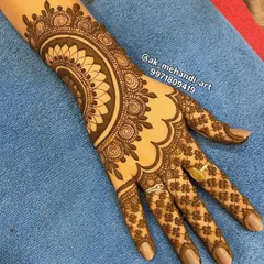 A stylish back-hand design featuring a semi-mandala cuff and a delicate net pattern on the fingers. It's a beautiful fusion of traditional and modern aesthetics.