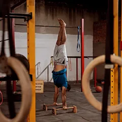 Balance. Control. Raw strength. This handstand on the parallettes is a testament to discipline. We guide you through every progression to master your own bodyweight and defy gravity.