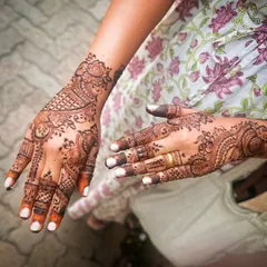 A classic Indo-Arabic design after the stain has set. The style is characterized by the flowing patterns that leave parts of the hand exposed, creating an elegant look.