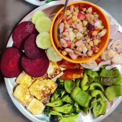 Forget boring diet food. This is a real fat loss meal from my plan: grilled paneer, fresh broccoli, capsicum, and a mixed bean salad. It's tasty, filling, and packed with protein.