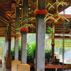 We decorated the structural pillars of the venue with rings of bright orange marigolds and hanging coconut leaf decorations. This simple, natural decor element added a festive and traditional feel to the entire space.