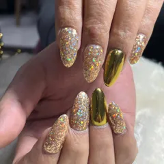 Go for gold with this stunning party look. This set features a mix of holographic gold glitter and reflective gold chrome nails, creating an incredibly glamorous and eye-catching manicure perfect for any celebration.