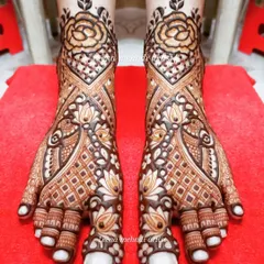 Bridal foot mehndi requires both precision and artistry. This design combines classic rose motifs with geometric patterns and delicate peacock figures, ensuring the bride looks stunning from head to toe.