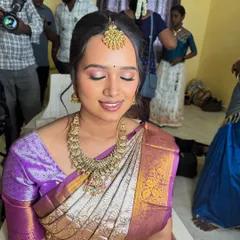 A beautiful shot of my bride Swathy during her engagement. The makeup is subtle and glowing, with a soft pink eyeshadow and a natural lip, perfectly complementing her purple and silver saree.