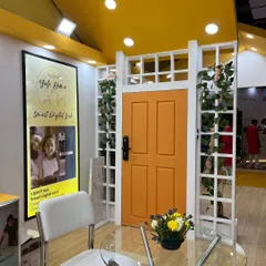 This display from the expo shows how a Yale smart lock looks on a typical residential door. I focus on solutions that are not only technologically advanced but also aesthetically pleasing and integrate well with your home's design.