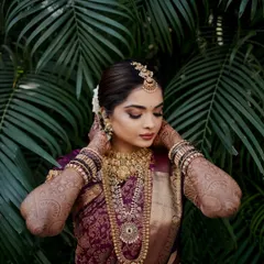 The elegance of a South Indian bride is unmatched. For Shloka, we crafted a look that was both regal and personal, with deep, warm tones on the eyes and flawless skin to complement her stunning Kanjeevaram saree and temple jewellery.