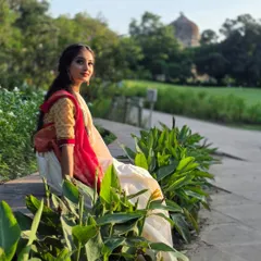 Capturing a quiet, thoughtful moment during our Bengali look photoshoot. The historic dome in the background of Lodi Garden adds a timeless quality to this ethnic portrait.