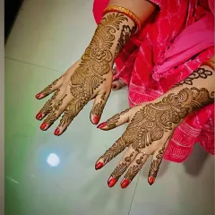 For those who prefer a more open design, this Arabic-style mehandi trail runs elegantly along the back of the hand, featuring paisley and floral elements.