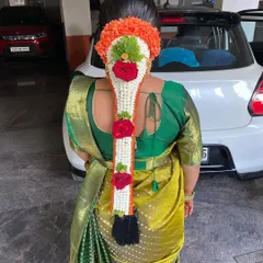 I love working with fresh flowers, and this traditional mogina jade is a perfect example. I wove fragrant jasmine and vibrant roses into the braid, creating a beautiful and customary hairstyle for a South Indian wedding ceremony.