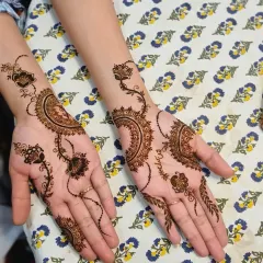 A classic Arabic-style design for an Eid session. The flowing patterns and open space make it look so graceful.