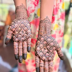 A beautiful lotus 'jaal' or net pattern covering the back of the hands. The lotus is a symbol of purity and is a very popular choice for bridal mehendi.