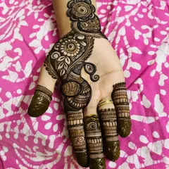 A classic Indo-Arabic design on a single hand. The pattern flows diagonally from the index finger to the wrist, featuring a mix of paisley and floral motifs. It's perfect for a party look.
