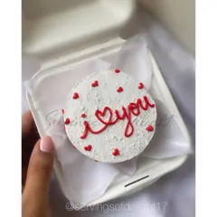 A simple and classic 'I ❤️ You' bento cake. It's a mini cake that makes a big statement, perfect for anniversaries or just because.