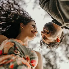 A creative, upside-down perspective that changes the world. This playful and artistic shot captures the couple's smiles from a unique angle, full of joy and originality.