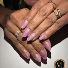 For a touch of subtle glamour, we recommend these dreamy pink shimmer nails. The fine glitter provides a sophisticated sparkle that is both elegant and timeless, perfect for any occasion.