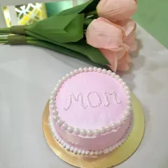 A simple and elegant cake to celebrate Mom. This pink bento cake is decorated with delicate pearl borders and the word 'MOM' piped in the center, a sweet way to show your appreciation.