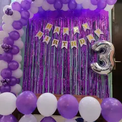 A closer view of the purple and white half-arch decoration.