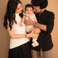 A classic family portrait in my studio, filled with so much warmth and happiness. The simple, neutral backdrop really lets their connection shine, creating a timeless image for them to cherish.