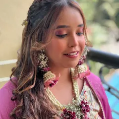 A lovely Mehendi look with soft pink makeup and beautiful floral jewellery.