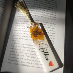 I created this 4-inch bookmark by preserving a beautiful dried sunflower. I also added the name 'Aliya', making it a personalized and cheerful accessory for any reader.