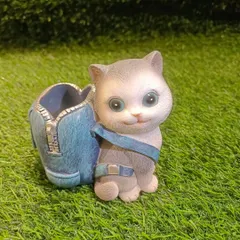 This cute cat pen holder features a kitten with a little backpack, ready to help you keep your pens and pencils organized.