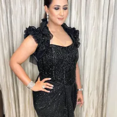 All about the drama. Her intense, glittery black smokey eyes are the star of the show, paired with a braided ponytail for a fierce and fashionable cocktail look.