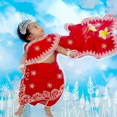 We love incorporating cultural traditions into our newborn sessions. This unique portrait celebrates Durga Puja, with the baby dressed as a little goddess, complete with festive doodles to mark the special occasion.