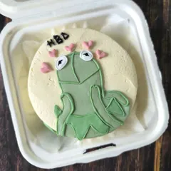 Your favorite memes can become the centerpiece of your celebration. This bento cake features Kermit the Frog, hand-piped with buttercream for a fun and recognizable design.