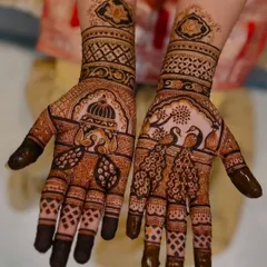 This design features a doli carried by elephants on one palm and dancing peacocks on the other, capturing the celebratory spirit of a royal wedding.