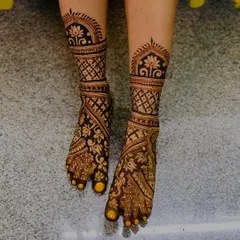 A beautiful and intricate design for the feet, featuring traditional patterns that cover the entire foot for a classic bridal look.
