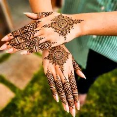 For the modern client who loves elegance, I create minimalist mehendi like this. The design focuses on a striking mandala on the back of the hand and geometric patterns on the fingers, leaving plenty of open space for a contemporary feel.