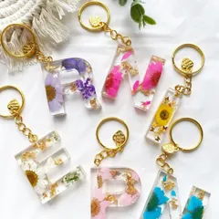 Learn to make personalized resin keychains with preserved flowers and gold leaf. These make for beautiful handmade gifts.