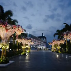 The venue's driveway was transformed into a majestic pathway with large, illuminated floral installations. This set a luxurious and welcoming tone for the reception right from the entrance.