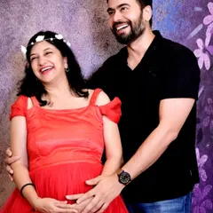The journey to parenthood is filled with so much laughter and love. My maternity sessions are all about capturing that genuine happiness in a relaxed and comfortable setting.