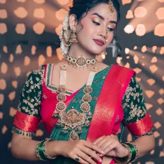 Here, the focus is on elegance. I created a soft, matte eye look with a hint of gold and a warm lip color that harmonizes with the traditional green and pink bridal saree.