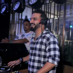 That Friday feeling, loading 100%. A wink to the crowd to let them know the weekend has officially begun and the stress can stop.