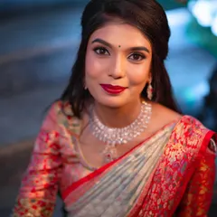 For this stunning reception look, we went for full glamour. I created a sharp, defined eye with shimmering eyeshadow and a classic bold red lip, a perfect combination for an evening celebration.