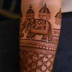Drawing figures like this ceremonial elephant is a key part of my professional mehendi training. I teach the techniques for shading and detailing that bring these traditional motifs to life in your bridal artwork.