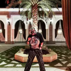 From soundcheck to showtime, style never skips a beat. A pre-show shot in a cool, relaxed outfit before the madness begins.