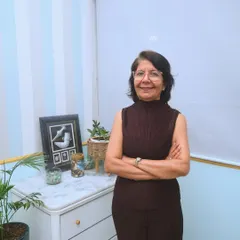 Meet our founder, Dr. Sonia Tekchandani. With over 35 years of clinical excellence, her expertise in aesthetics and dedication to patient care are the foundation of Tender Skin.