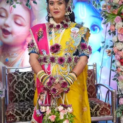For this baby shower, I created a vibrant set using deep purple flowers and pearls. The full set, including the floral handbag, adds a beautiful pop of color against her yellow and pink saree.