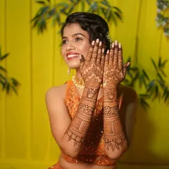 The happy smiles of my clients are my biggest reward. This client was thrilled with her delicate floral mehandi for her special occasion.
