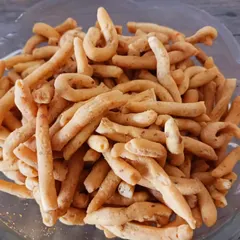 These twisted, savoury sticks are part of my roasted snack collection. They are seasoned with traditional spices and roasted to achieve the perfect crunch.