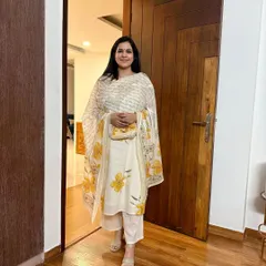 Another look from my May photo dump. This beautiful yellow and white printed suit is also from the homegrown brand Dharini Ethnics. I love the fresh, summery vibe of this outfit.