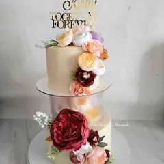 My signature floating tier cakes bring a touch of magic to any celebration. This floral engagement cake creates a beautiful illusion that gets everyone talking, making your special moment even more memorable.