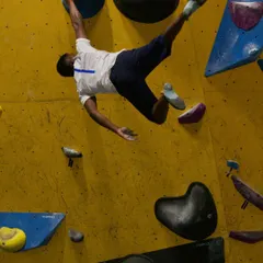 This is the feeling of flying. A perfectly executed dyno during one of our special sessions, capturing the power and excitement of advanced bouldering. We set up these dynamic challenges to help you push your limits.