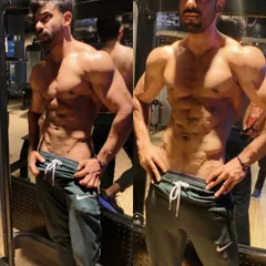 A detailed look at abdominal and serratus anterior definition. This level of leanness is achieved through precise nutrition protocols and targeted core training, which I customize for every client.