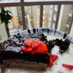 Proof that vegan can be decadent too. This is a slice of my rich, fudgy vegan brownie, served with melted Oreo ice cream and fresh strawberries. It’s pure indulgence, completely plant-based.