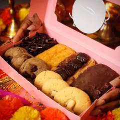 Here's a closer look inside my all-eggless Diwali Bliss Box. It's packed with a variety of tea cakes like Zesty Orange and Chocolate Mud, alongside homemade Nankhatai and Belgian Chocolate Chunk cookies.